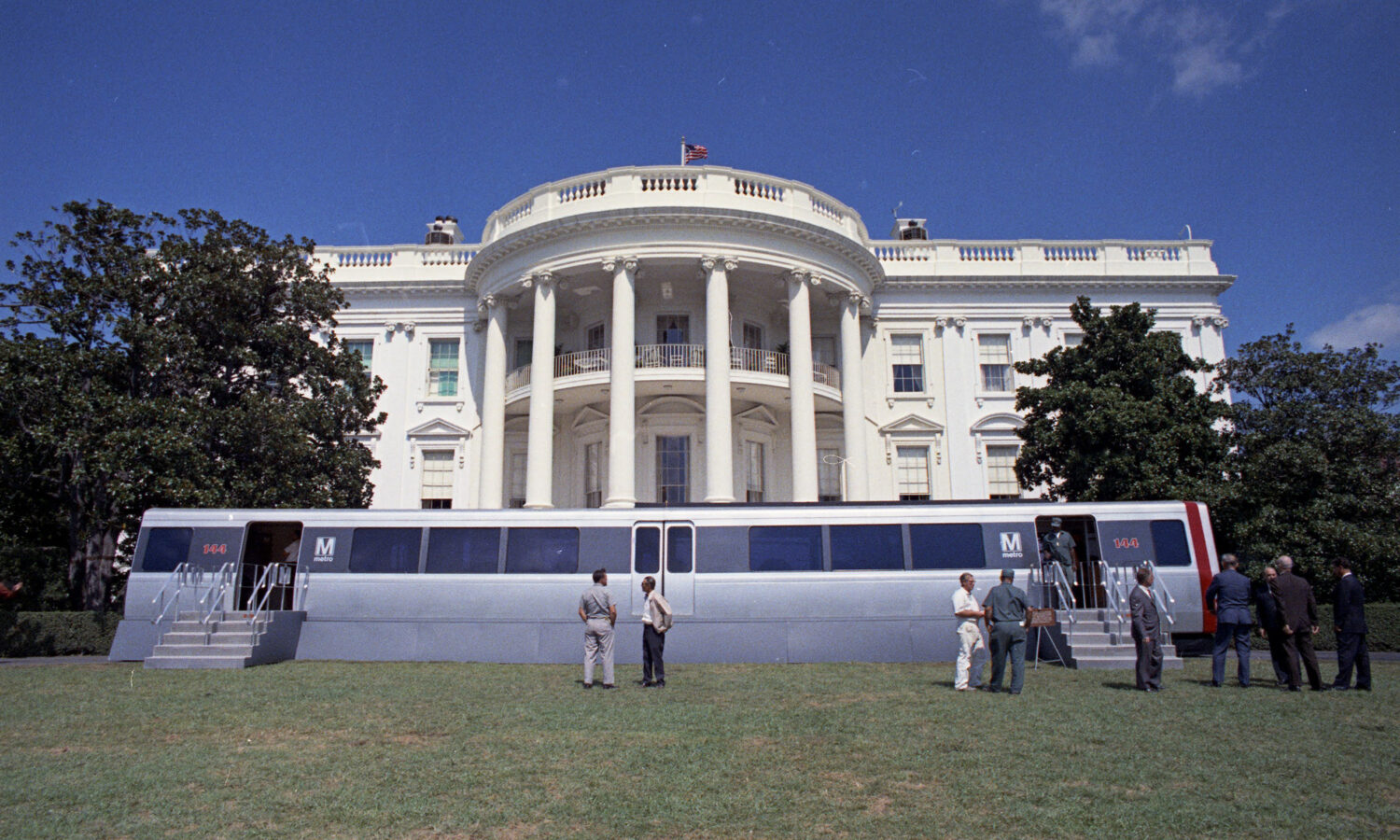 Metro car on Whitehouse Lawn image